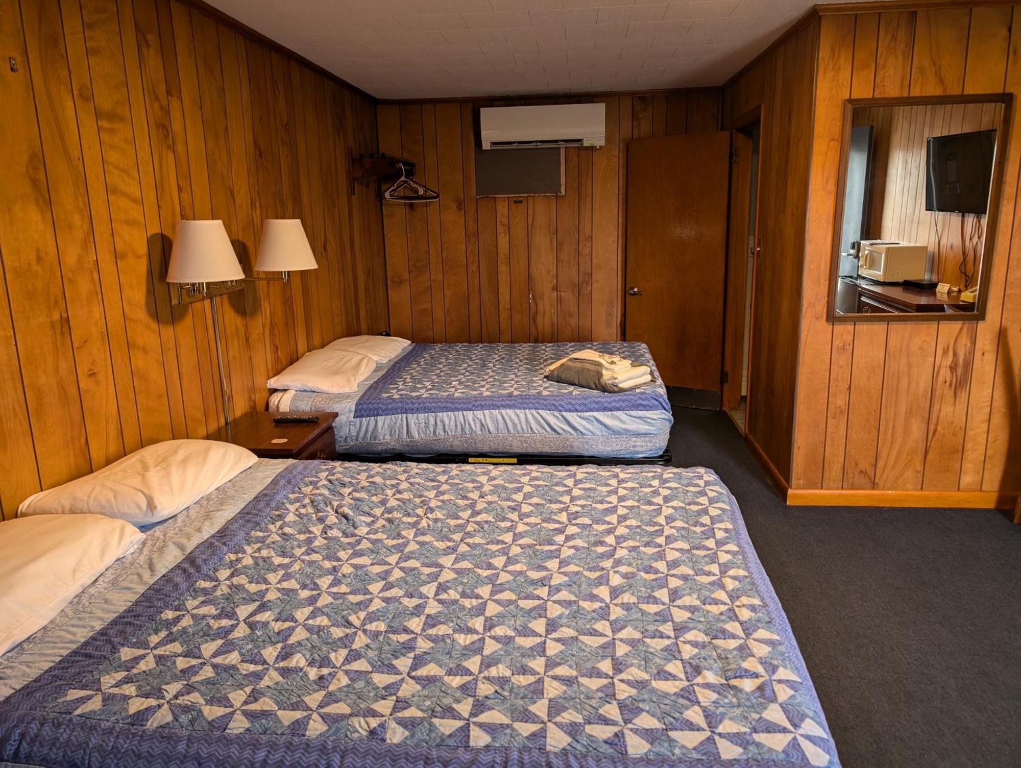 Hotel Russell's Caribou
